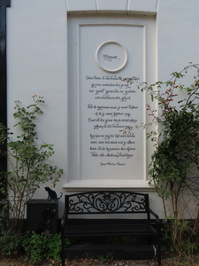 912052 Afbeelding van het gedicht 'Moment' van Jean Pierre Rawie, geschilderd in een nis in de zijgevel van het pand ...